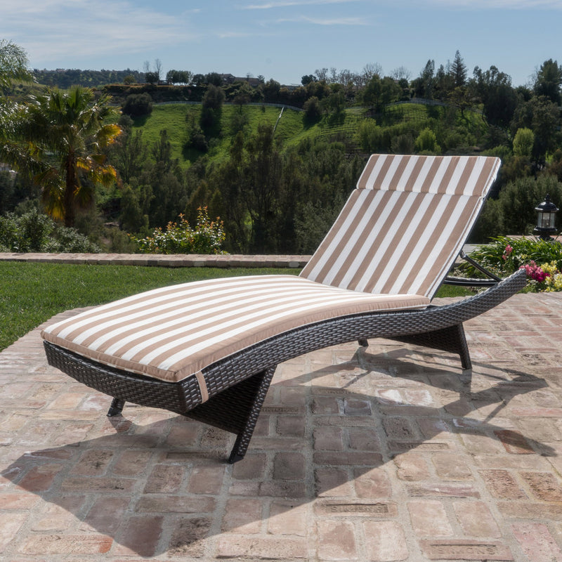 Outdoor Wicker Lounge w/Brown & White Stripe Water Resistant Cusions - NH770003
